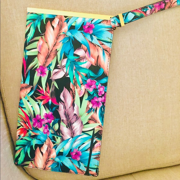 Take me away clutch bag with gold hardware - Picture 3 of 4